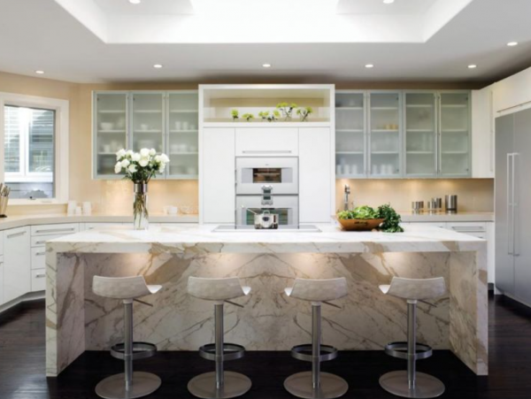 Dapur dengan kabinet kaca dan island berbahan batu marmer